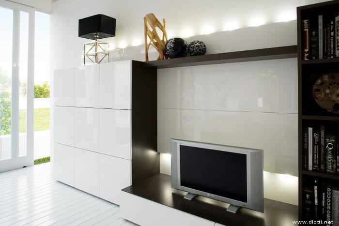 Warm Landscape mobile soggiorno boiserie ed anta bianche lucide